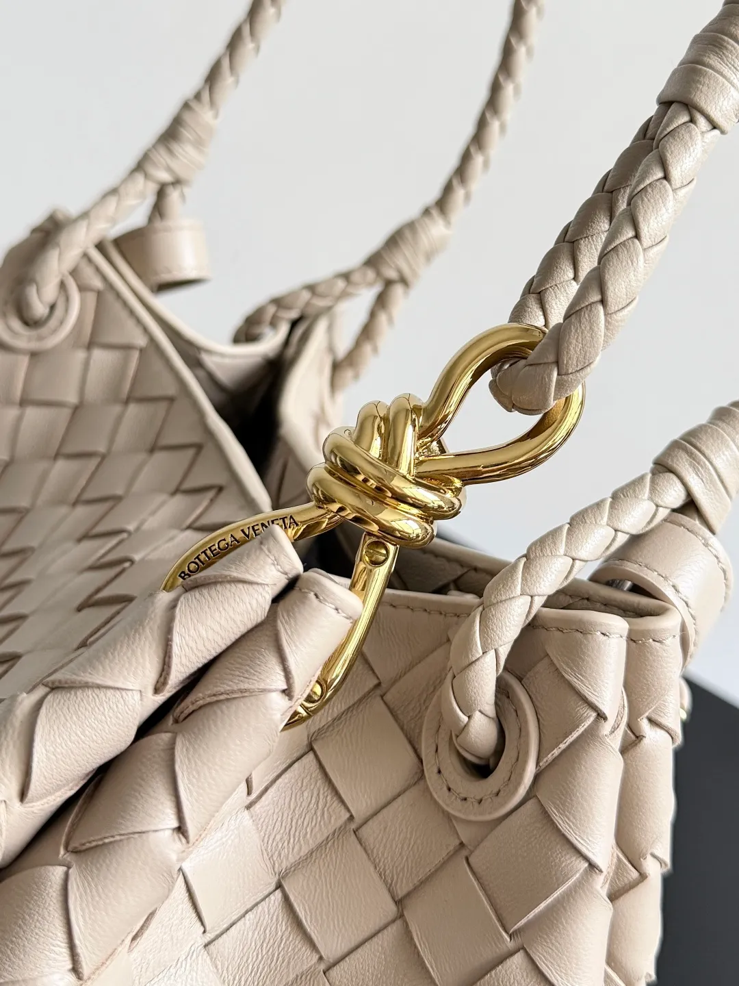 Batch 2060 BOTTEGA VENETA 2025 Autumn New Product Medium Parachuta The long-awaited new medium parachuta is here, with a unique appearance and iconic metal knots, and a whole piece of leather folds the four corners into a parachute shape! The exquisite Knot metal buckle is like putting jewelry on a bag. It is high-end and elegant. Its super capacity can hold all your things! The overall effect of this bag is very different from before. It is neither too delicate to provide a large capacity nor too bulky because of its practicality. It simply provides a perfectly suitable bag for casual and simple people👜 Style number: 835921 Size: 29.5*18.5*17.5cm